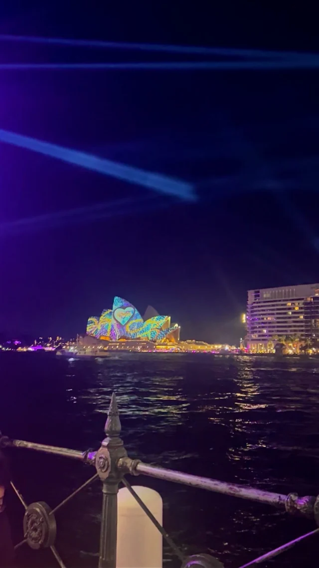 For this last week of @vividsydney , come enjoy your Oakberry fix whilst admiring the pretty city lights! 🌃🌈

Get yours at our Circular Quay store ✨💜

#oakberry #oakberryau #acaibowl #australia #sydney #vividsydney #lightshow #circularquay #travel